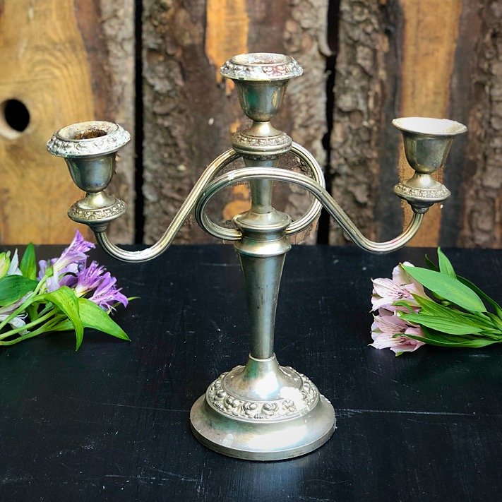 Подсвечник на три свечи без одной юбочки для свечи Англия