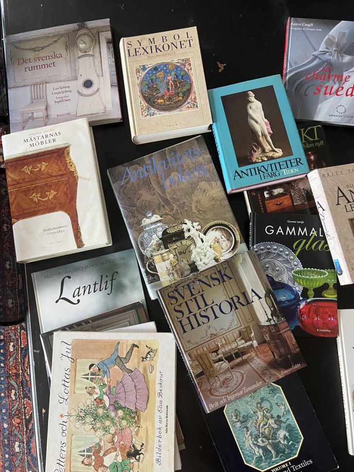 Книга про антиквариат на шведском языке