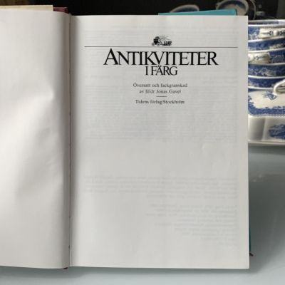 Книга про антиквариат на шведском языке