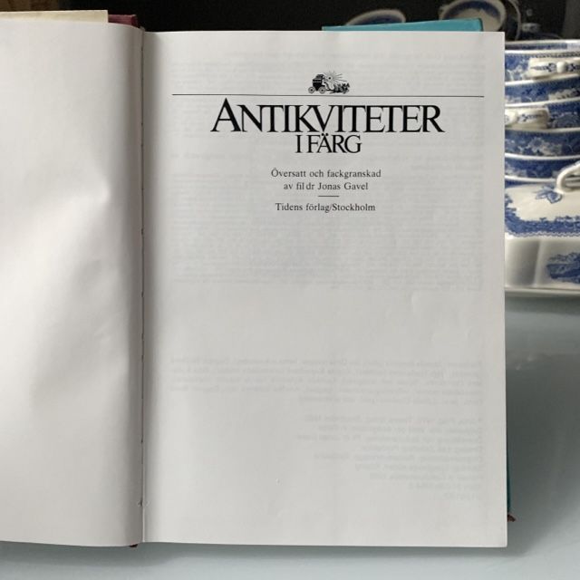 Книга про антиквариат на шведском языке