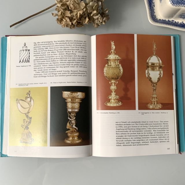 Книга про антиквариат на шведском языке