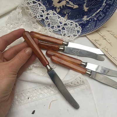 Нож с пластиковой ручкой