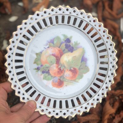 Тарелка 18 см с ажурным краем Груша клубника фарфор без клейма