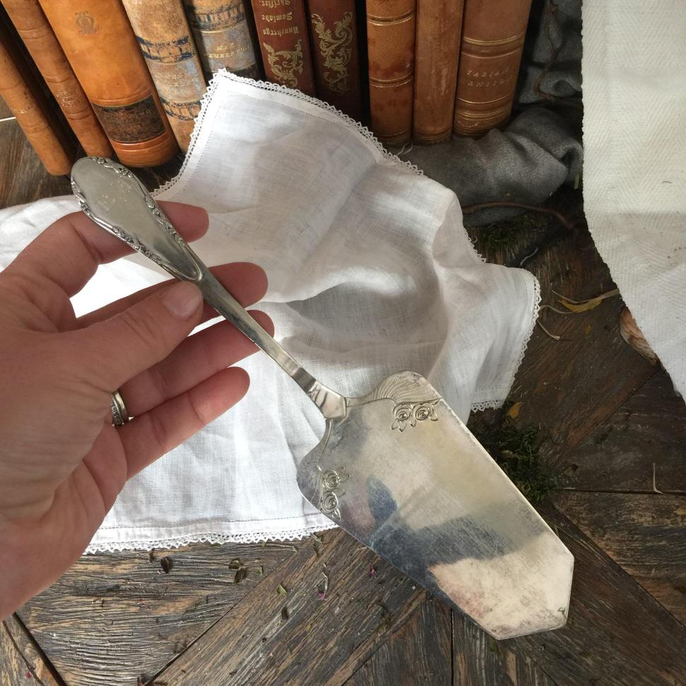 Лопатка для торта с вензелем и чеканкой