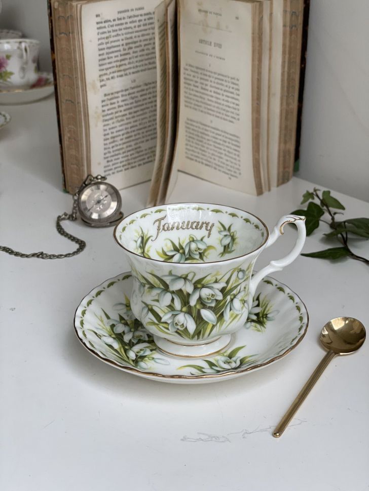 Чайная пара Royal Albert Январь 1970 г. 12 месяцев