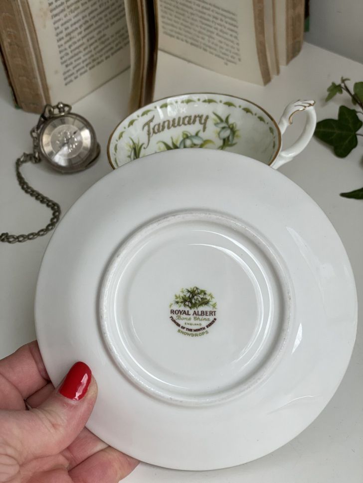 Чайная пара Royal Albert Январь 1970 г. 12 месяцев