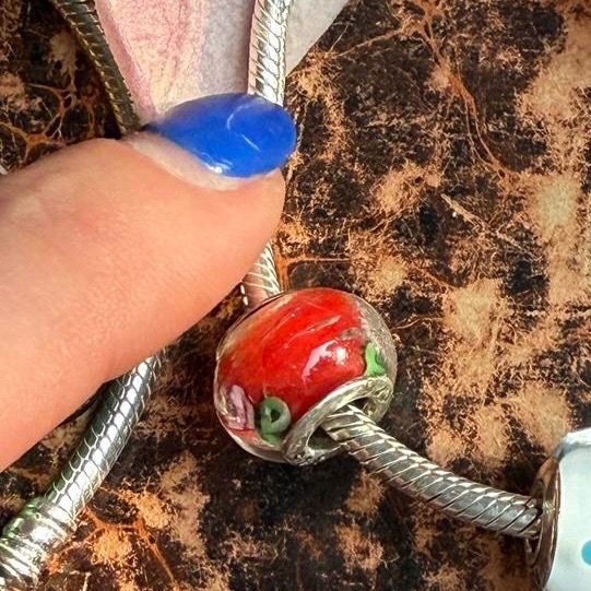 Шарм красный с розой серебро муранское стекло 