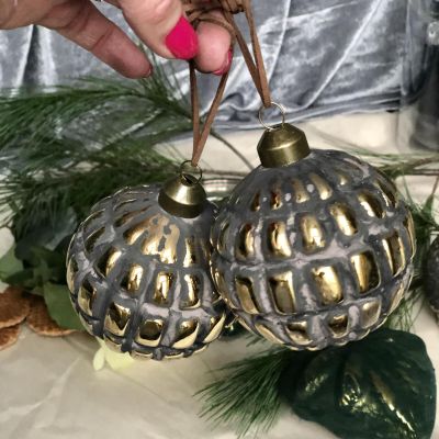 Шар стеклянный елочный с кожаным подвесом