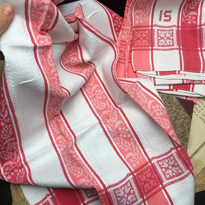 Кухонное полотенце красные полоски цветочный узор