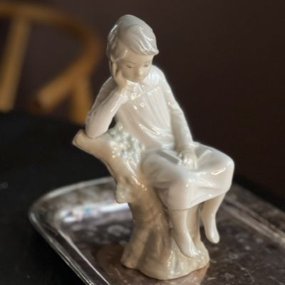 Статуэтка Lladro мальчик с книгой