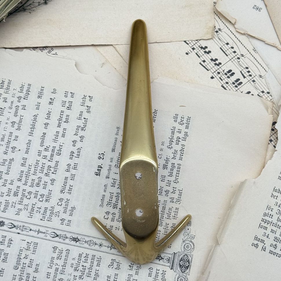 Вешалка крючок Красная линия 17 см латунь 