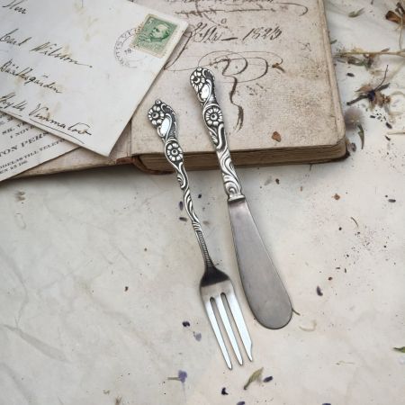 Вилка и нож в наборе мельхиор с цветочками 14см