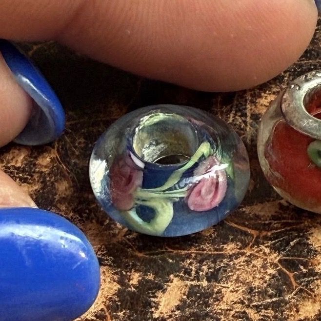 Шарм голубой с розой серебро муранское стекло 