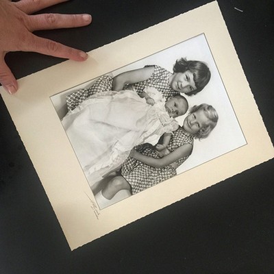 Фото ч/б с паспарту  Сестры