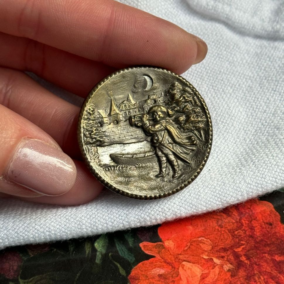 Пуговица старинная Трубач 3,5 см серебрение по латуни