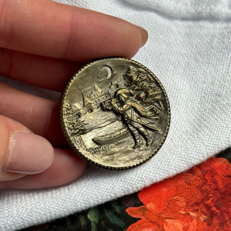 Пуговица старинная Трубач 3,5 см серебрение по латуни