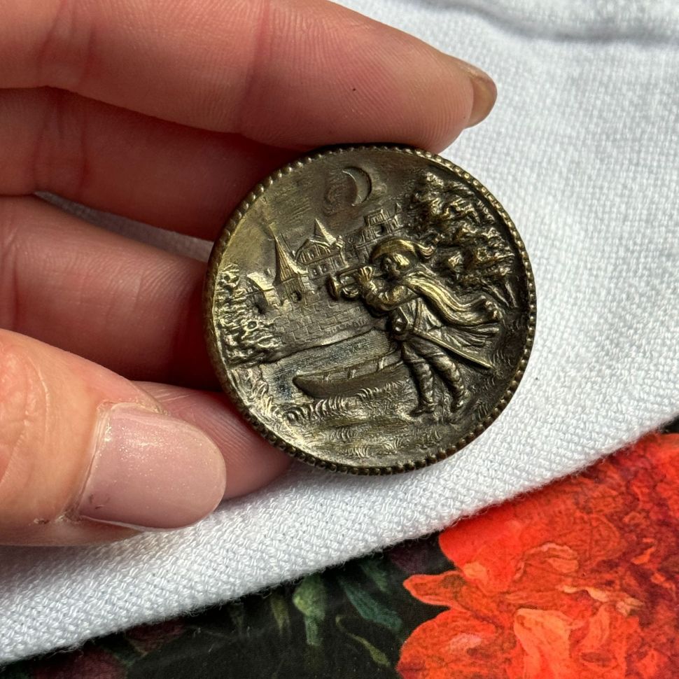 Пуговица старинная Трубач 3,5 см серебрение по латуни