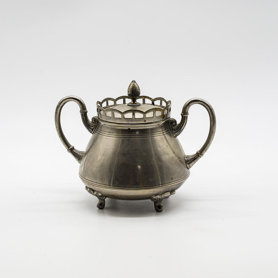 Сахарница с двумя ручками и крышкой