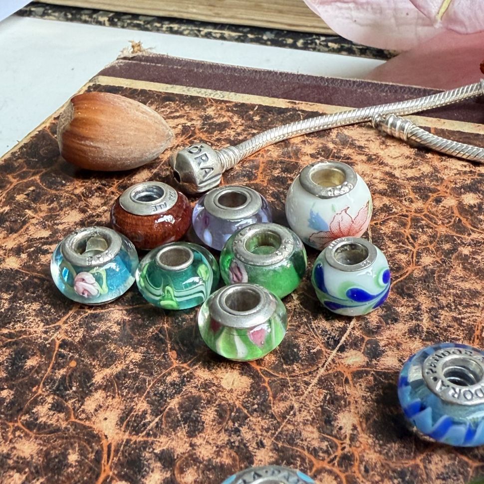 Шарм зеленый с розой серебро муранское стекло 