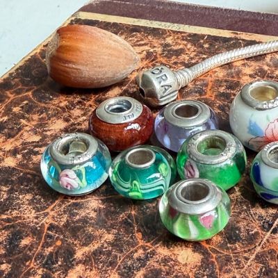 Шарм зеленый с розой серебро муранское стекло 