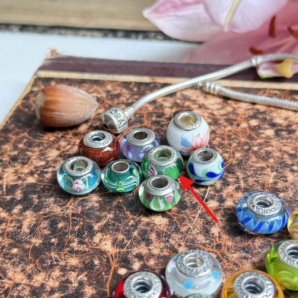 Шарм зеленый с розой серебро муранское стекло