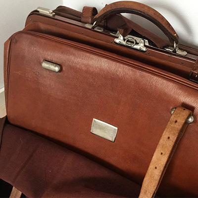 Чемодан с чехлом и дорожным набором саквояж сумка