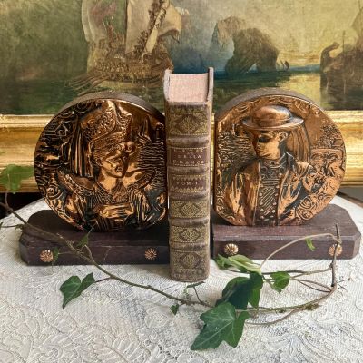 Держатель для книг Он и Она чеканка медь