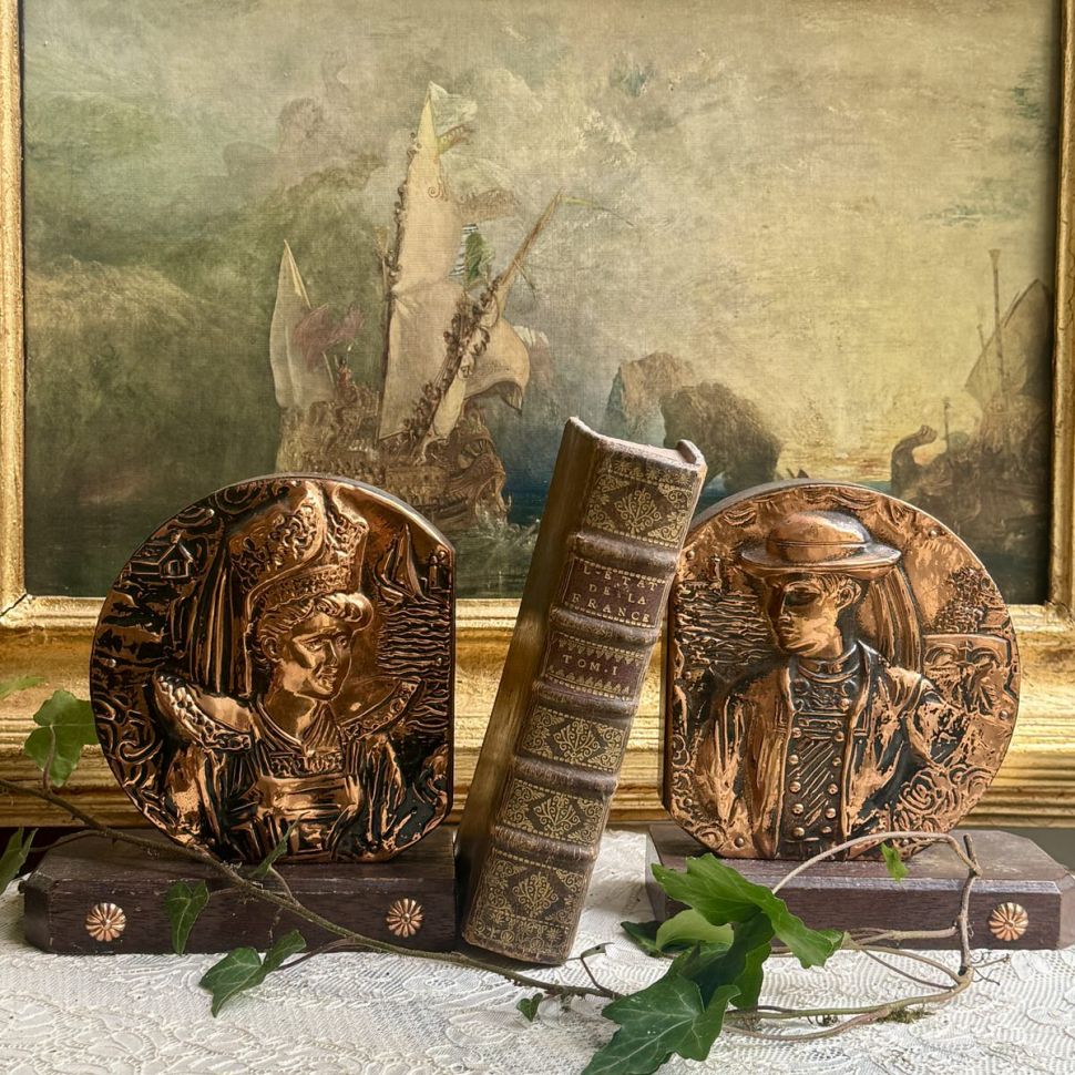 Держатель для книг Он и Она чеканка медь