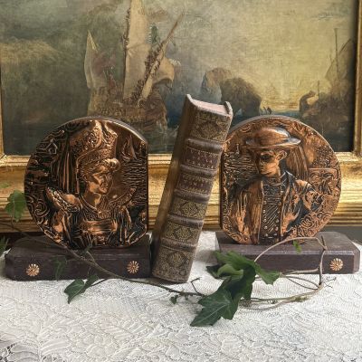 Держатель для книг Он и Она чеканка медь