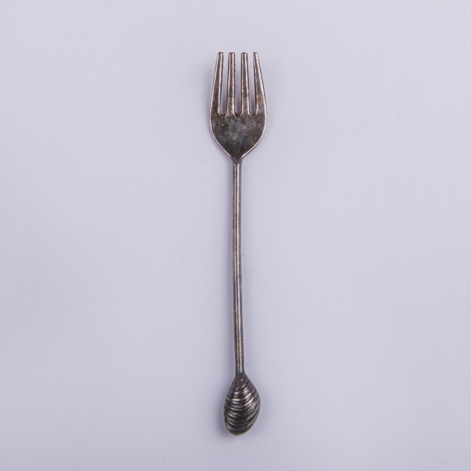 Вилка десертная украшенная мидией на конце