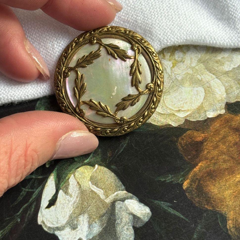 Пуговица старинная 3,7 см латунь перламутр