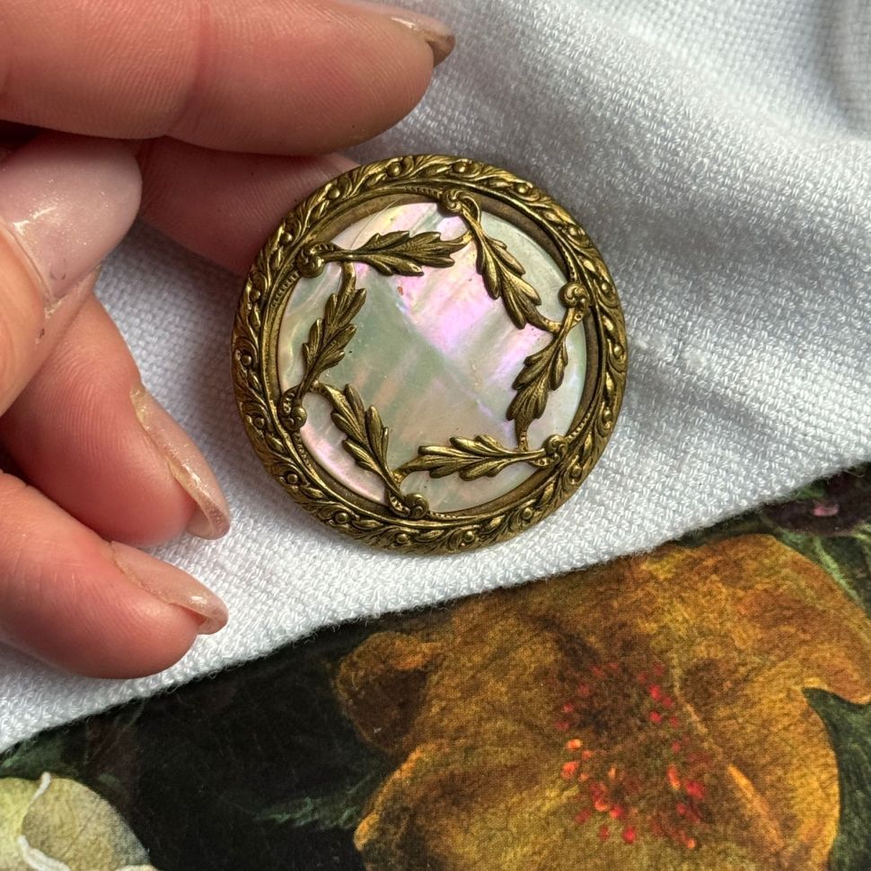 Пуговица старинная 3,7 см латунь перламутр