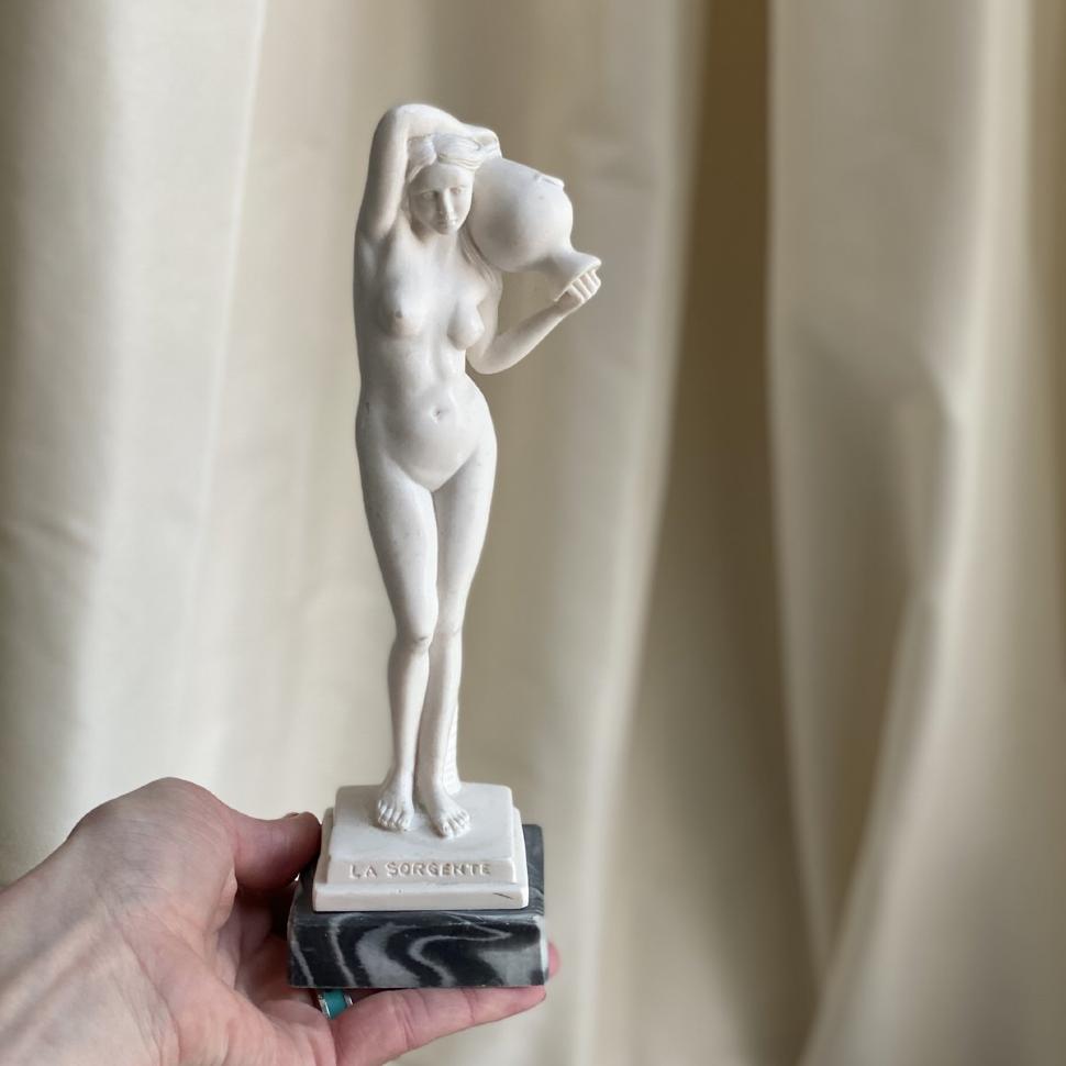 Статуэтка 23 см Девушка с кувшином Италия