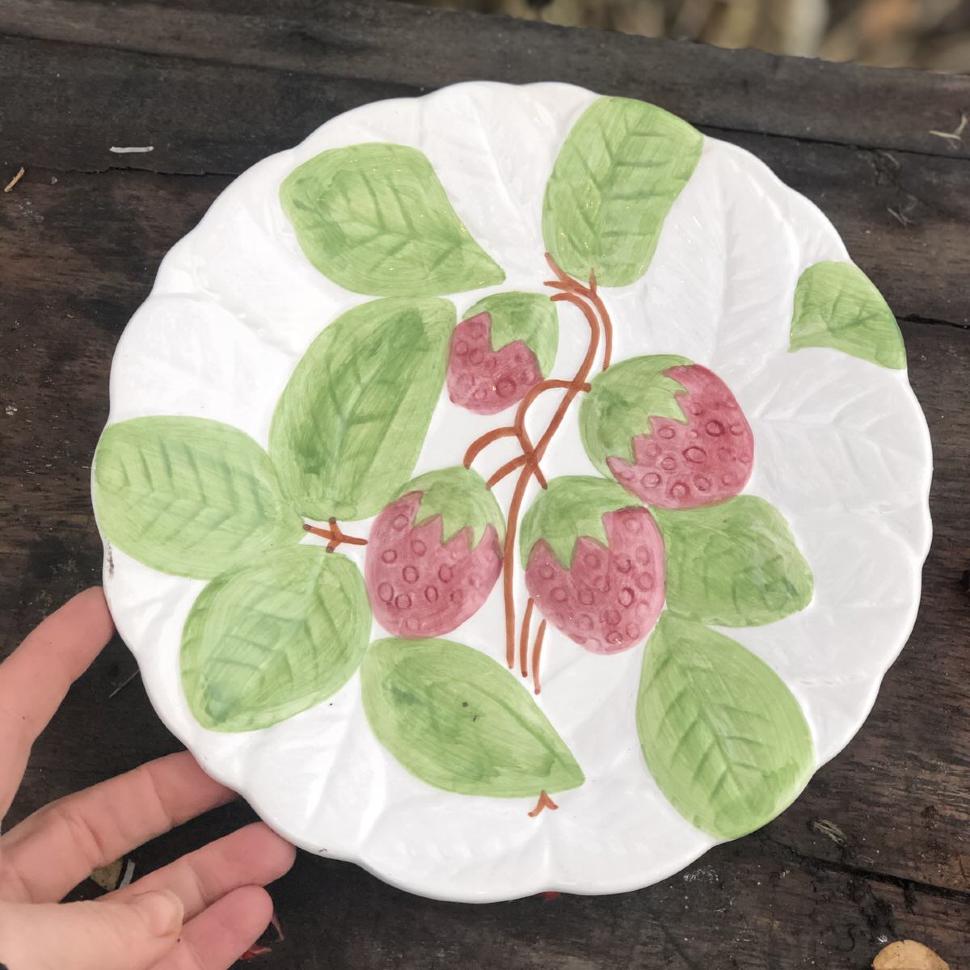 Тарелка с рельефным рисунком Клубника 21 см Rustic