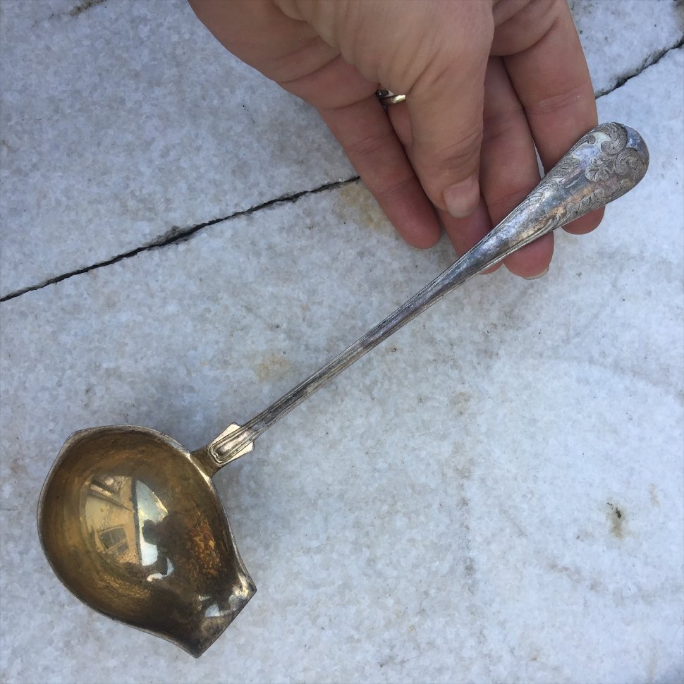 Ложка-соусник с растительным орнаментом на ручке