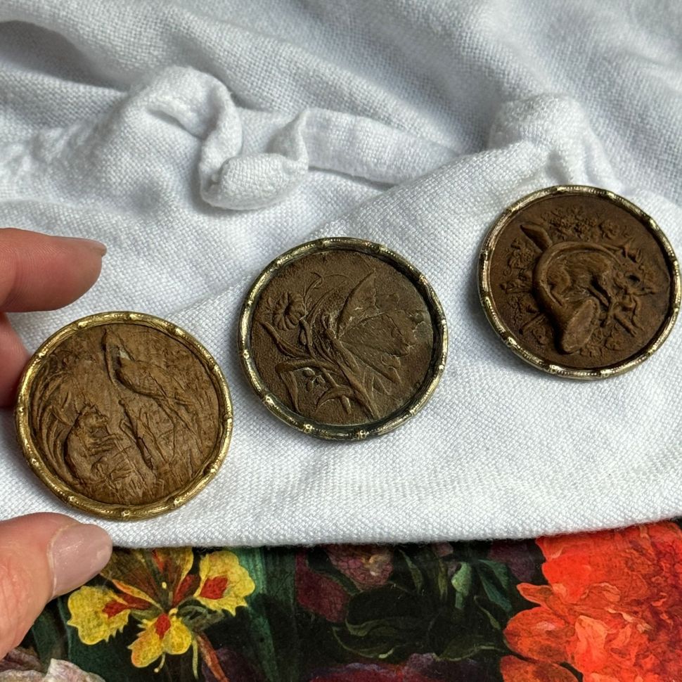 Пуговица старинная Журавль и волк 4 см дерево латунь