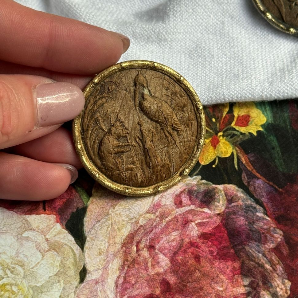 Пуговица старинная Журавль и волк 4 см дерево латунь