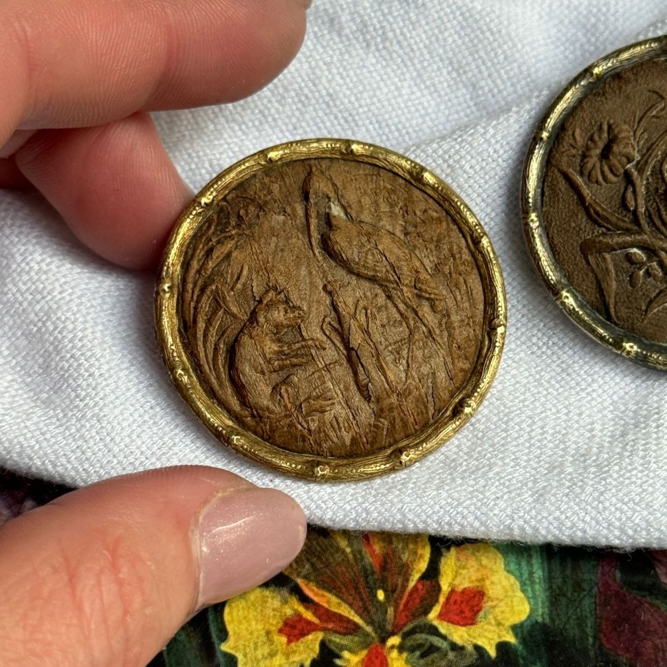 Пуговица старинная Журавль и волк 4 см дерево латунь