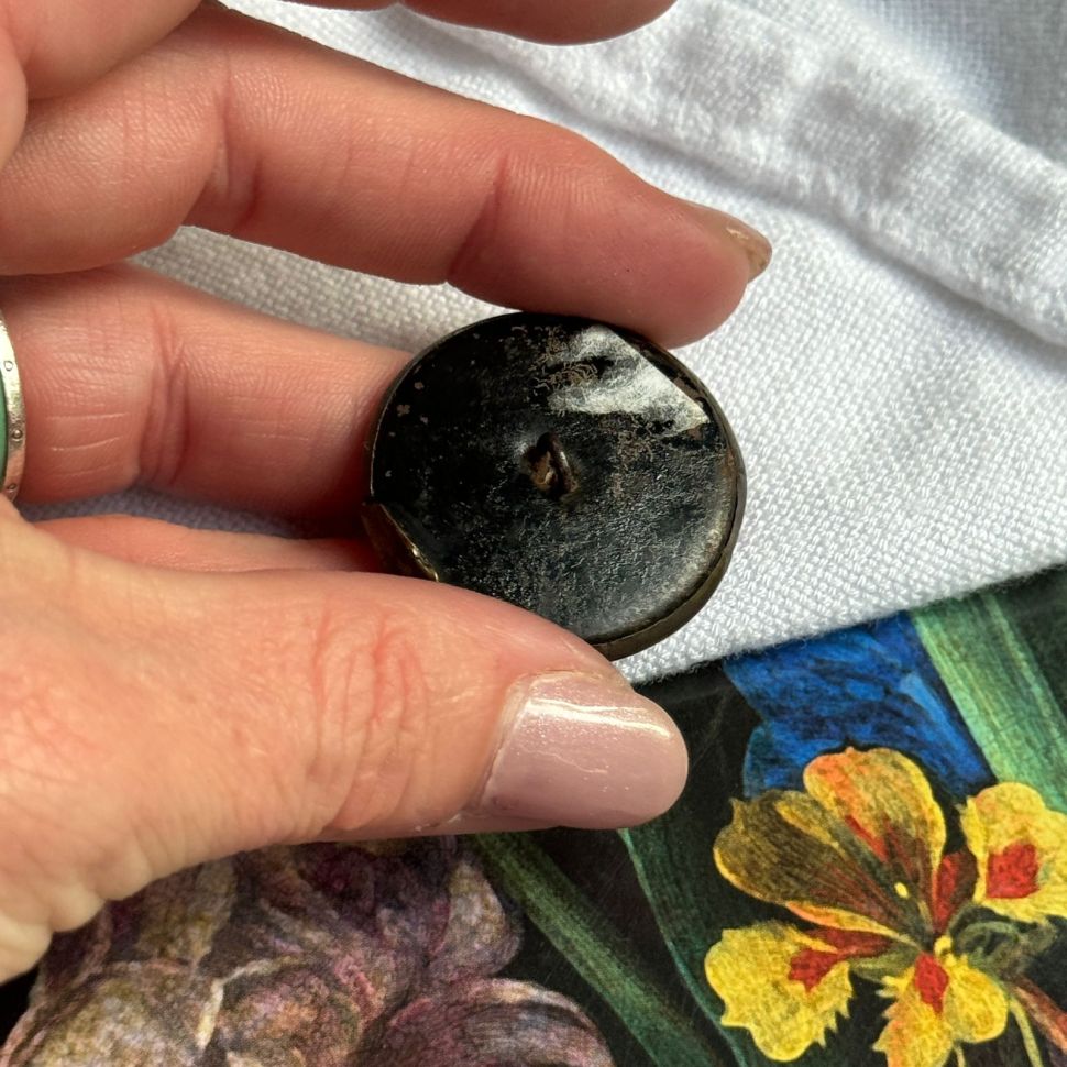 Пуговица старинная Журавль и волк 4 см дерево латунь