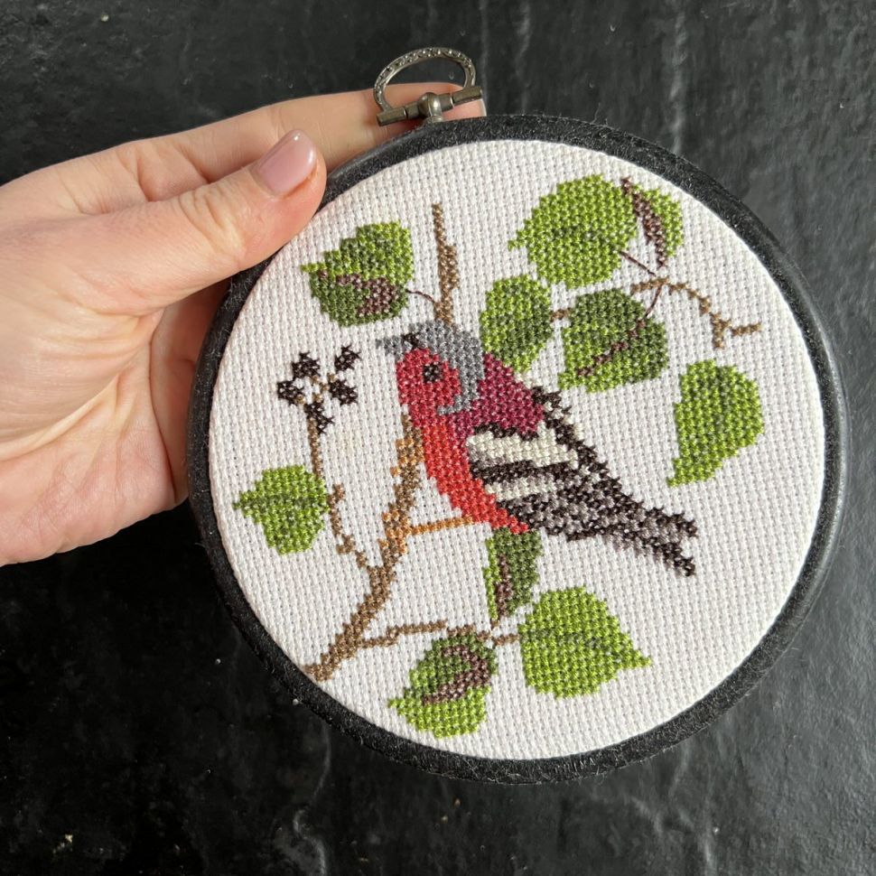 Вышивка Птичка в круглой раме 15 см