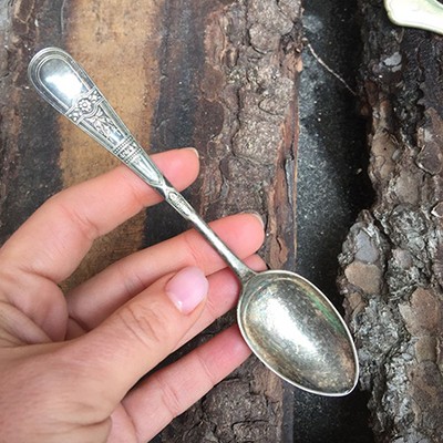 Ложка чайная Meriden, узор на черенке, патина