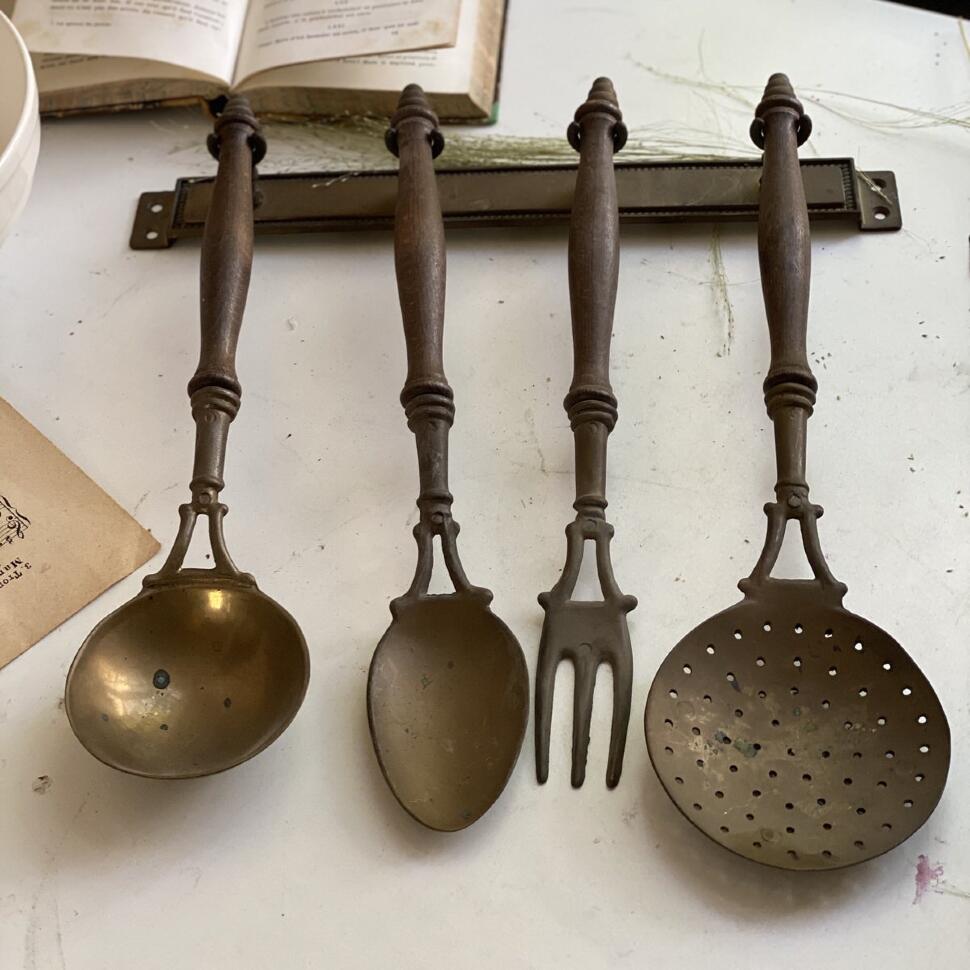 Набор приборов 4 шт на полке латунь Голландия