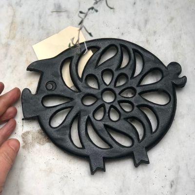 Подставка под горячее 18 см Свинка чугун