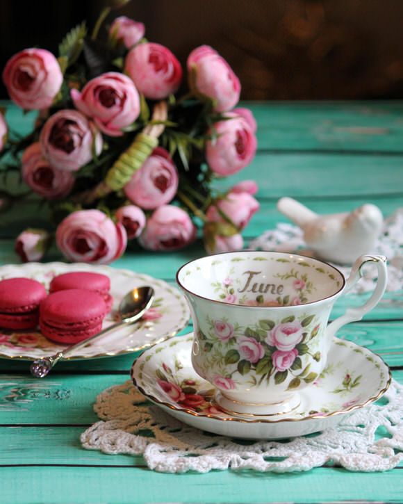 Чайная пара Royal Albert Июнь 1970 г. 12 месяцев