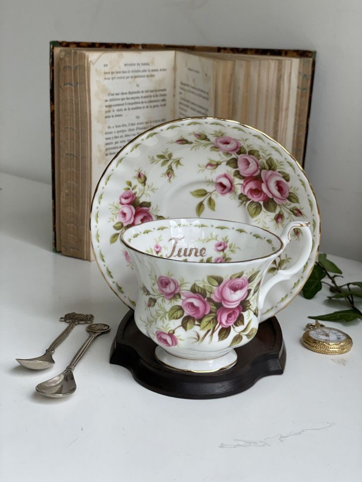 Чайная пара Royal Albert Июнь 1970 г. 12 месяцев