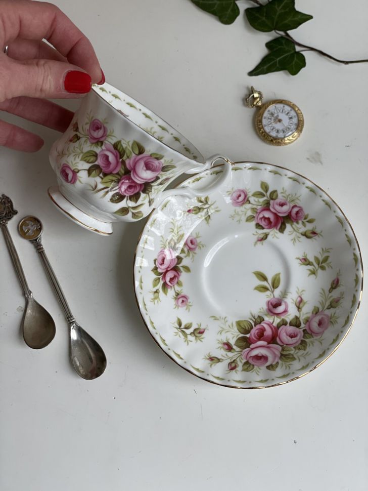 Чайная пара Royal Albert Июнь 1970 г. 12 месяцев