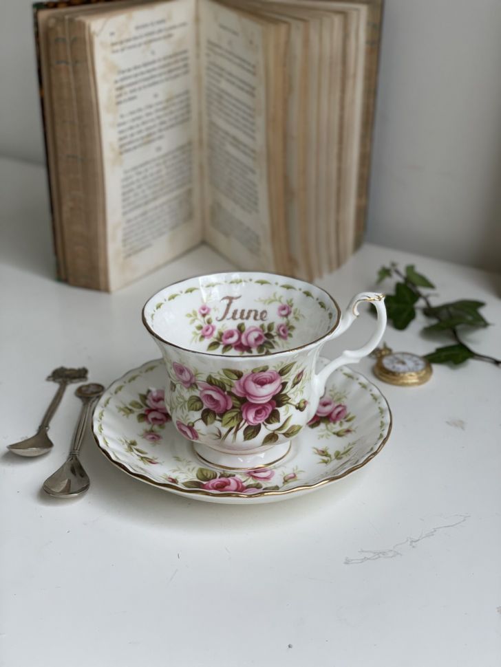 Чайная пара Royal Albert Июнь 1970 г. 12 месяцев