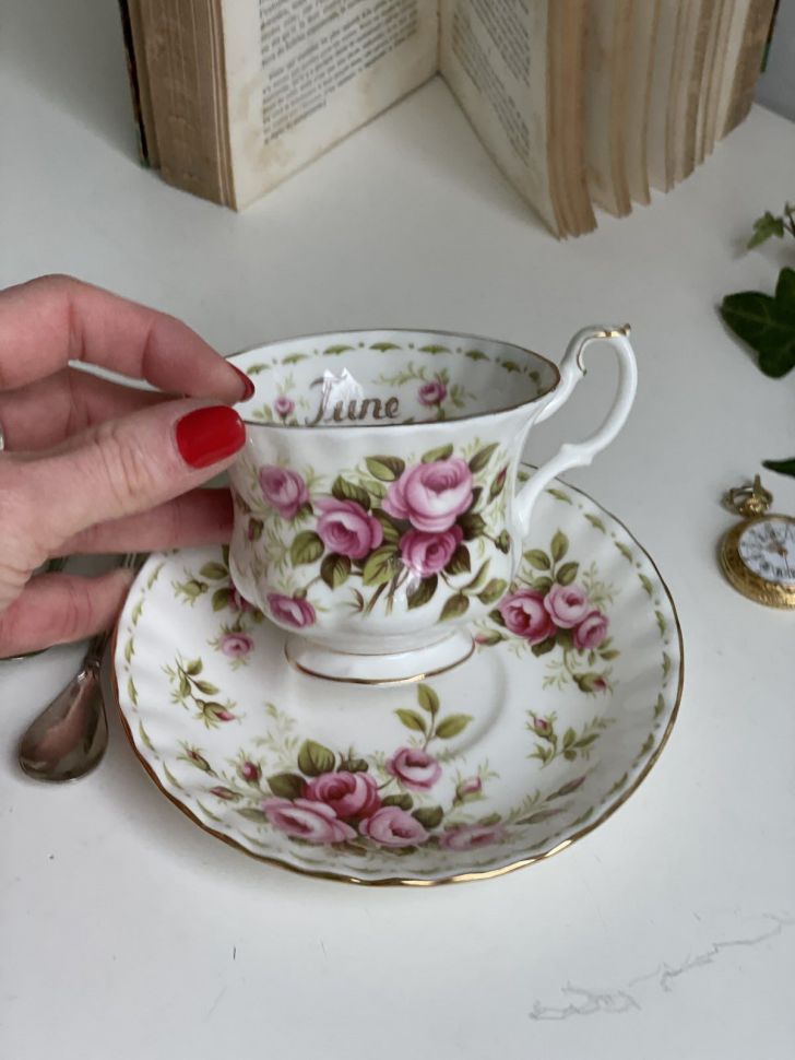 Чайная пара Royal Albert Июнь 1970 г. 12 месяцев