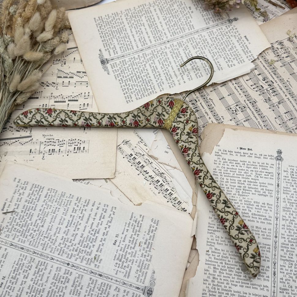 Вешалка для одежды с цветочным орнаментом 45 см