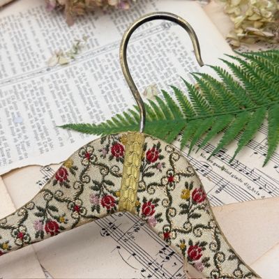 Вешалка для одежды с цветочным орнаментом 45 см